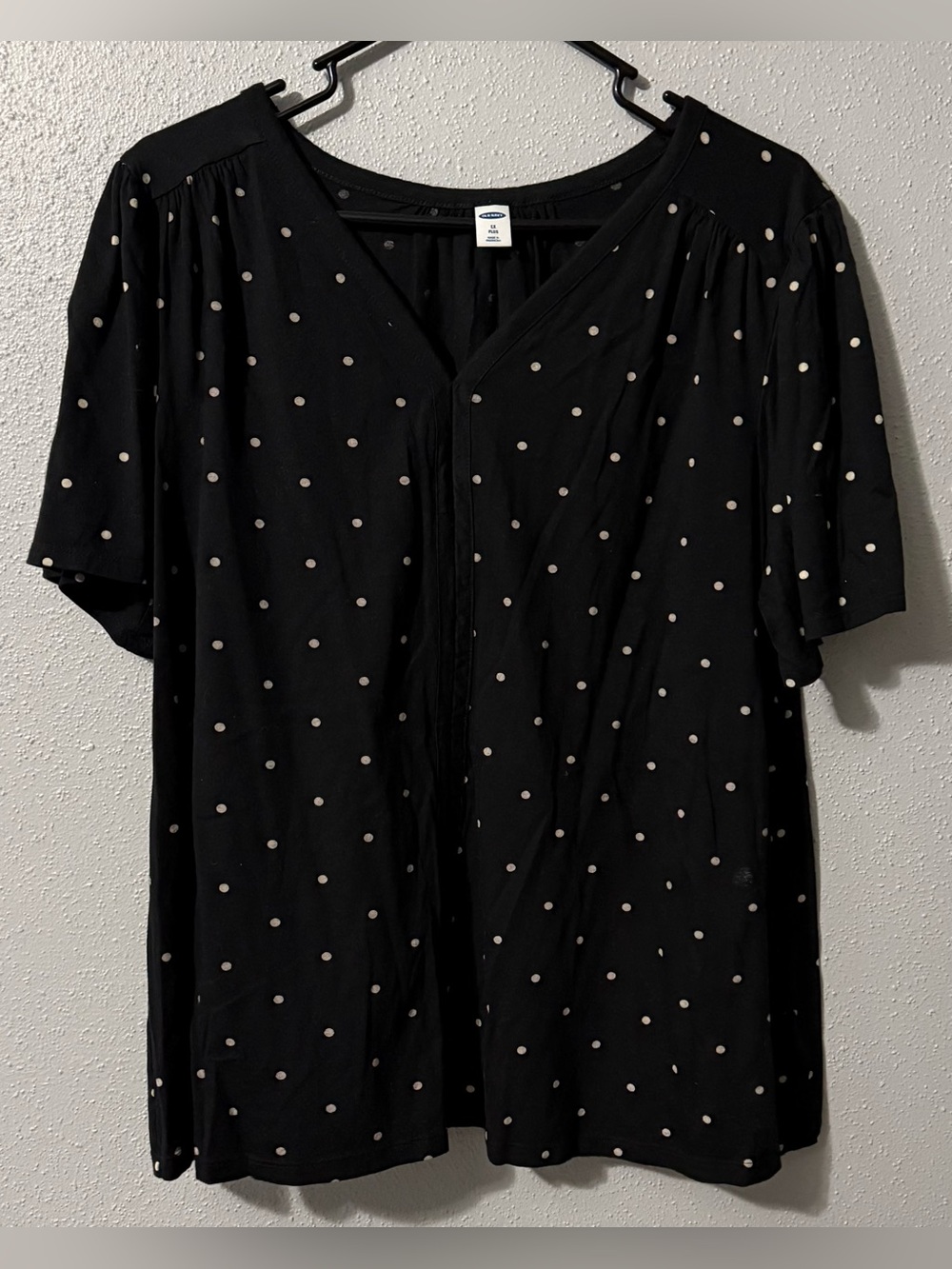 Old Navy Black Polka Dot V-Neck Short Sleeve Shirt